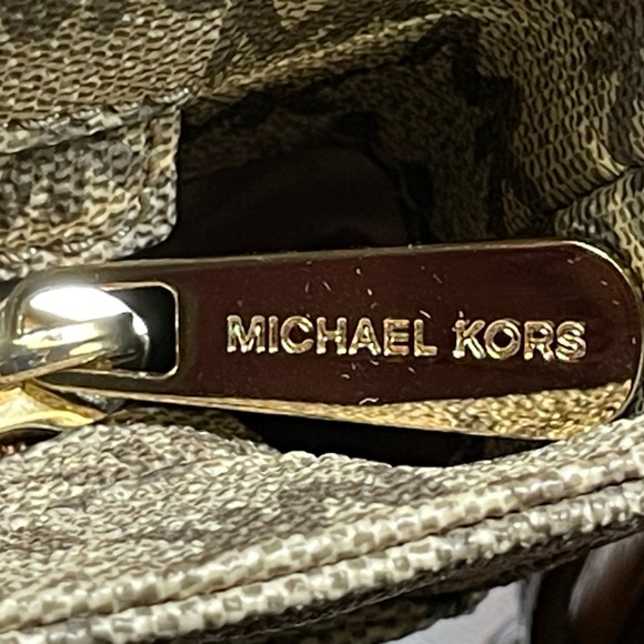 Michael Kors Jet Set, Messenger, Crossbody Bag - Picture 14 of 16